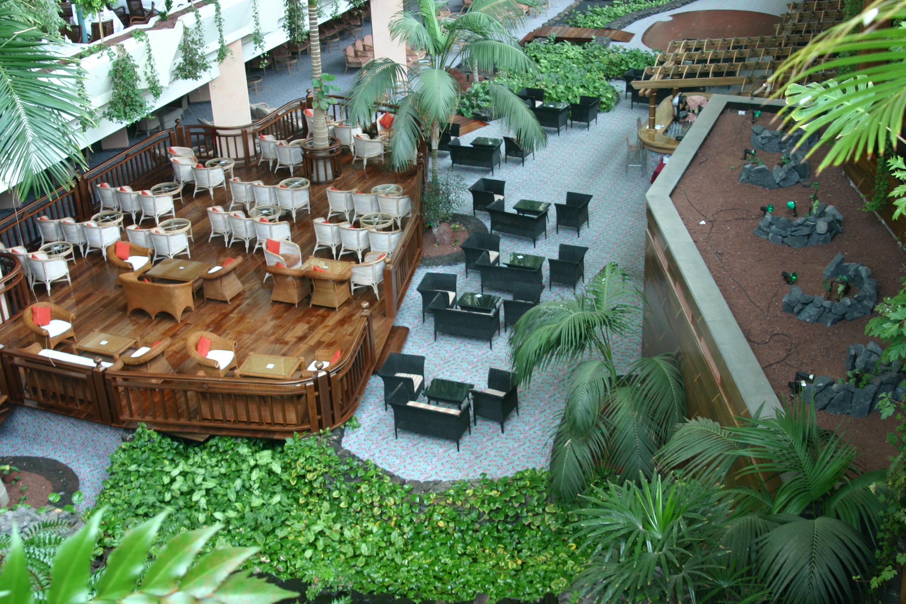 Beatriz Costa & Hotel 4*