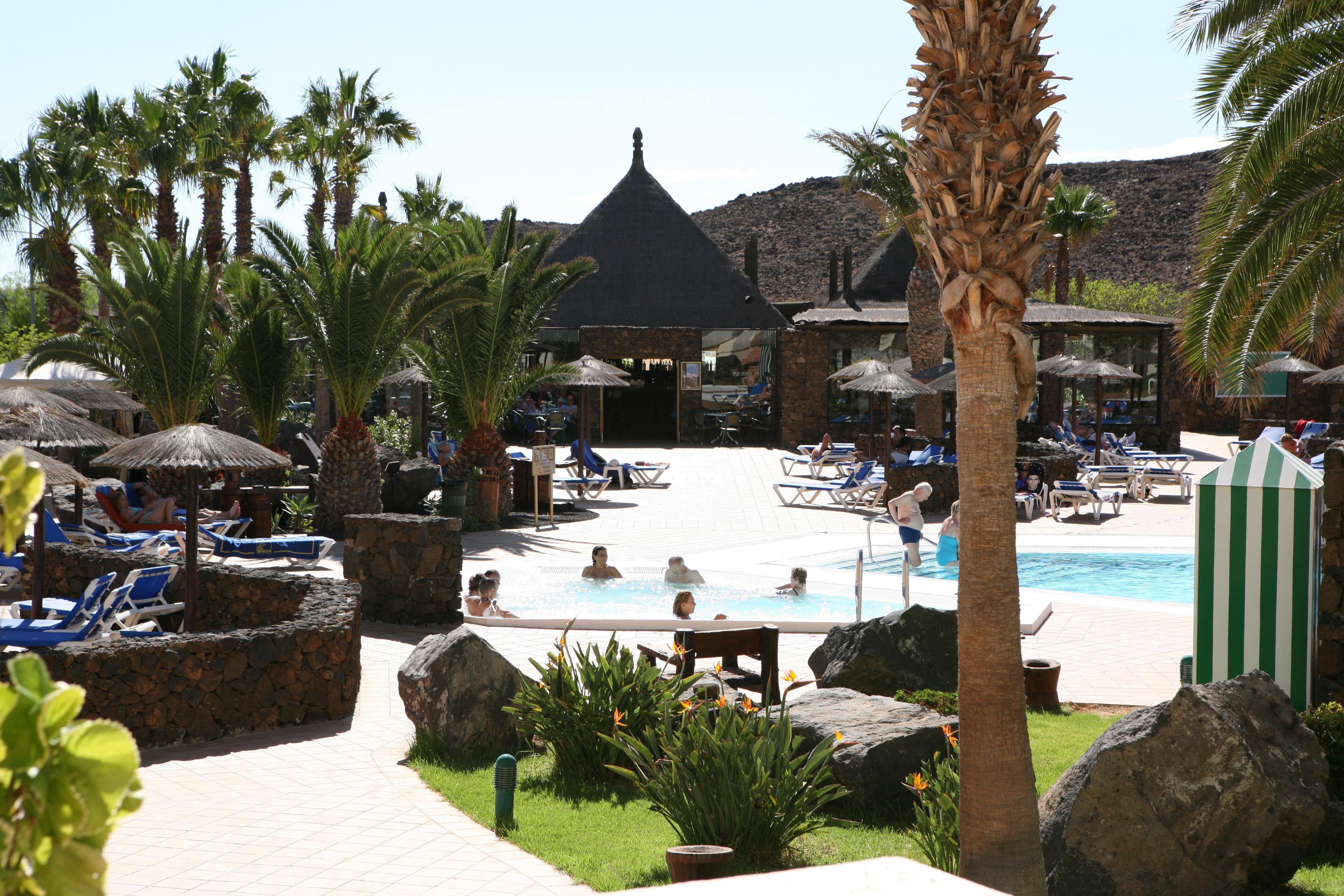 Beatriz Costa & Hotel 4*