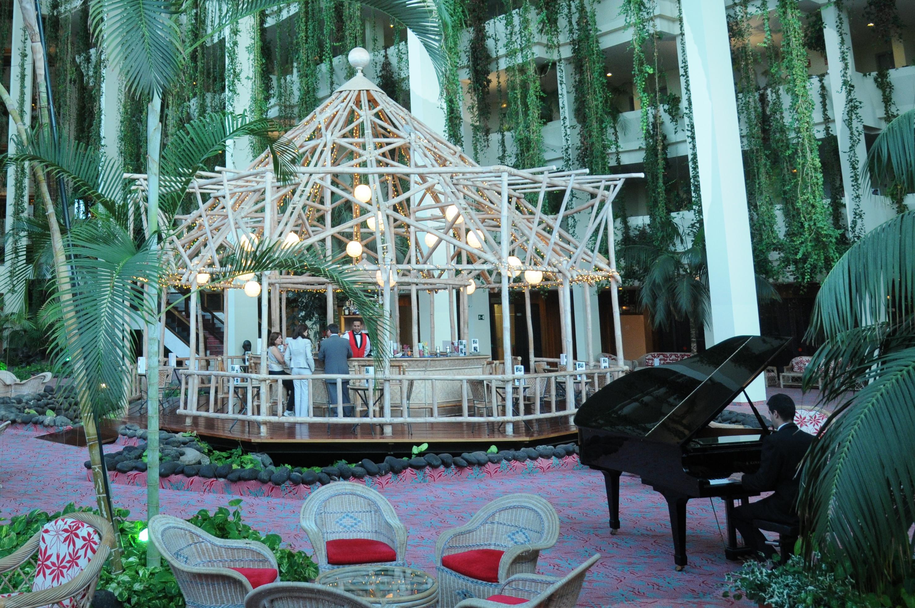 Beatriz Costa & Hotel 4*