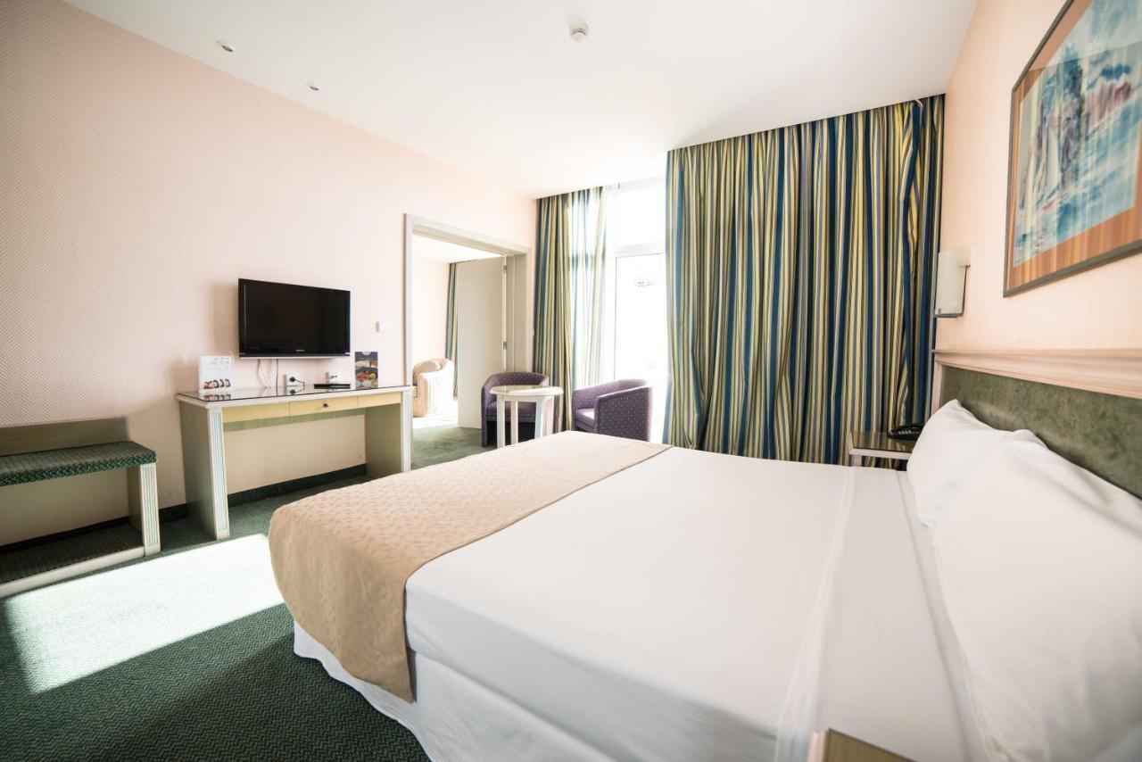Beatriz Costa & Hotel Costa Teguise